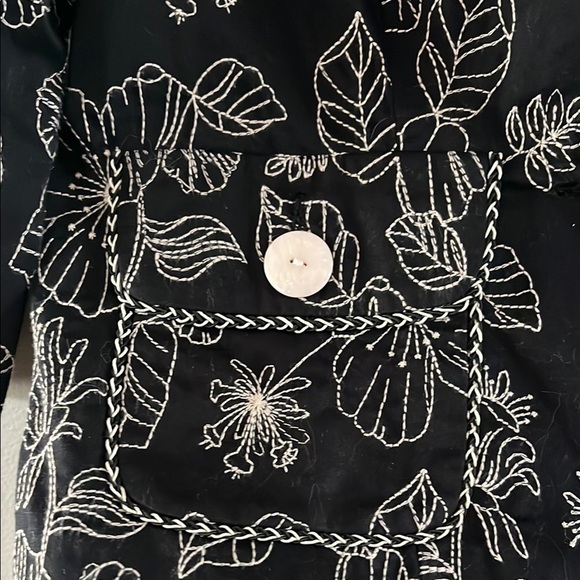 Elegant Black and White Floral Blazer - Picture 2 of 5